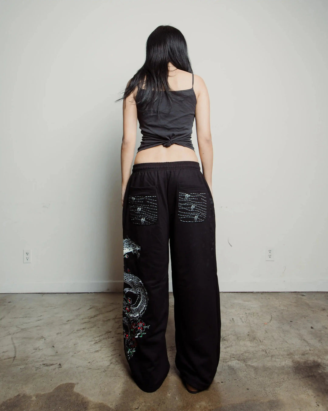 "Dragon" Sweats (Black) pholoh