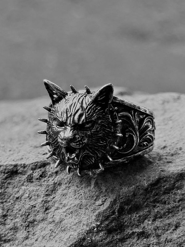 “L0RE” Ring - Second Image