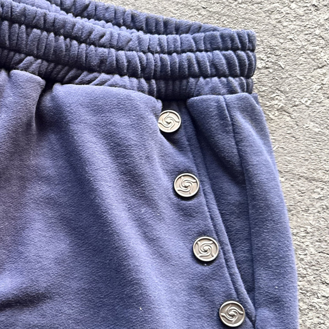 Ao Sweats (Navy), close-up: waistband hip buttons