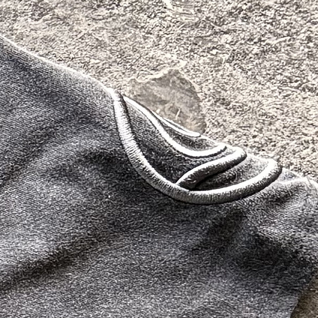 Hanten Polo (Stone), close-up: sleeve emblem