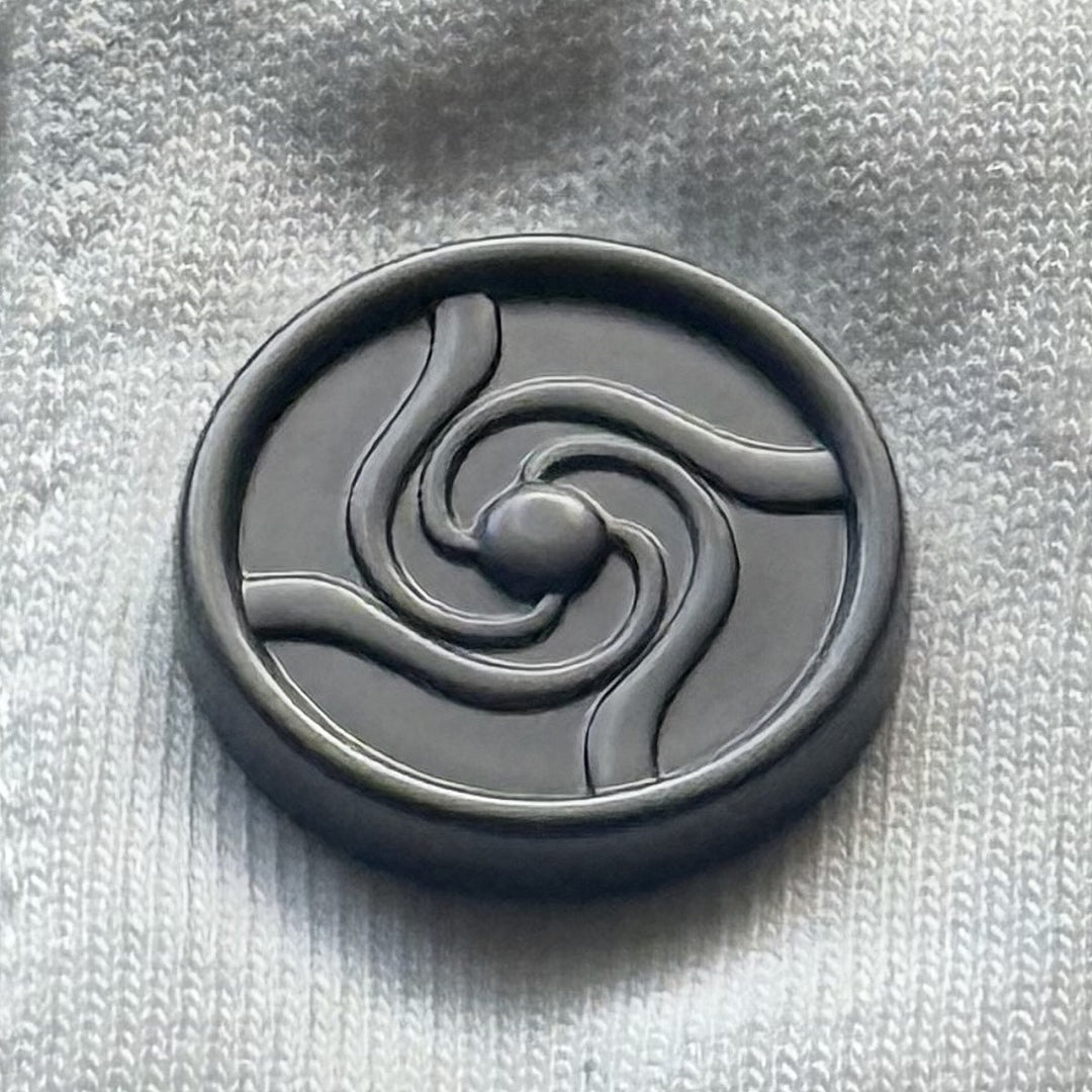 Hanten Polo (White), close-up: snap macro