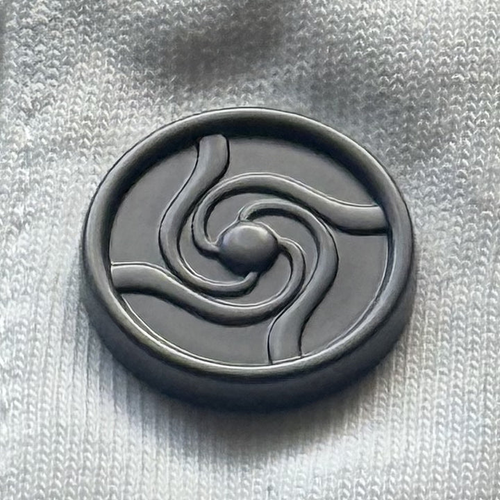 Hanten Polo (White), close-up: snap macro