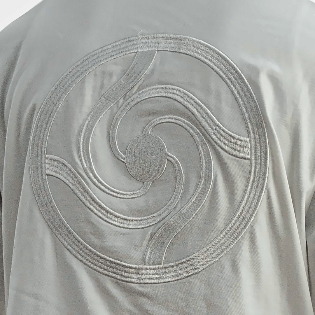 Hanten Polo (White), close-up: back emblem