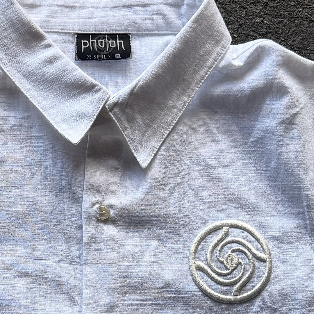 Kaigyoku Linen Shirt, close-up: front emblem collar