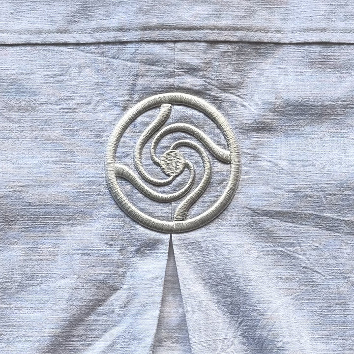 Kaigyoku Linen Shirt, close-up: back emblem pleat