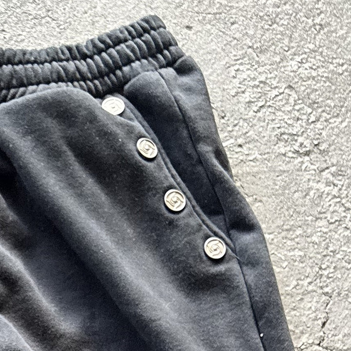 Kokusen Sweats (Onyx), close-up: hip buttons